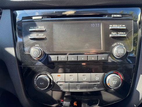 Used 2016 Nissan Rogue S image 18