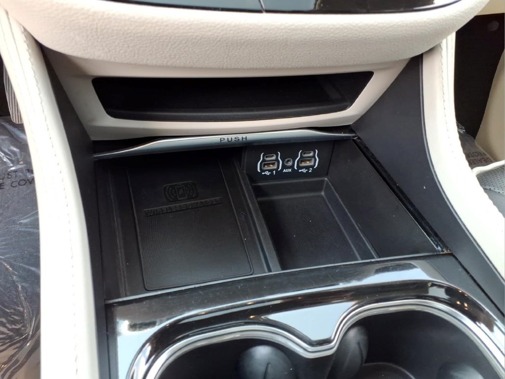 Used 2023 Chrysler Pacifica Limited FWD image 12