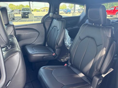 New 2027 Chrysler Pacifica Select FWD image 25