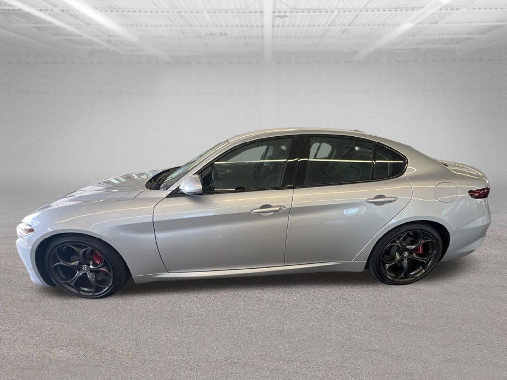 Used 2017 Alfa Romeo Giulia Ti w/ TI 19" Sport Package RWD image 4