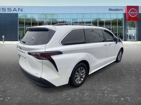 Used 2025 Toyota Sienna XLE w/ XLE Plus Package FWD image 5