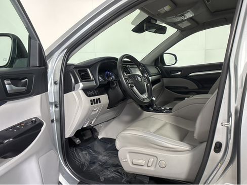 Used 2019 Toyota Highlander XLE image 2