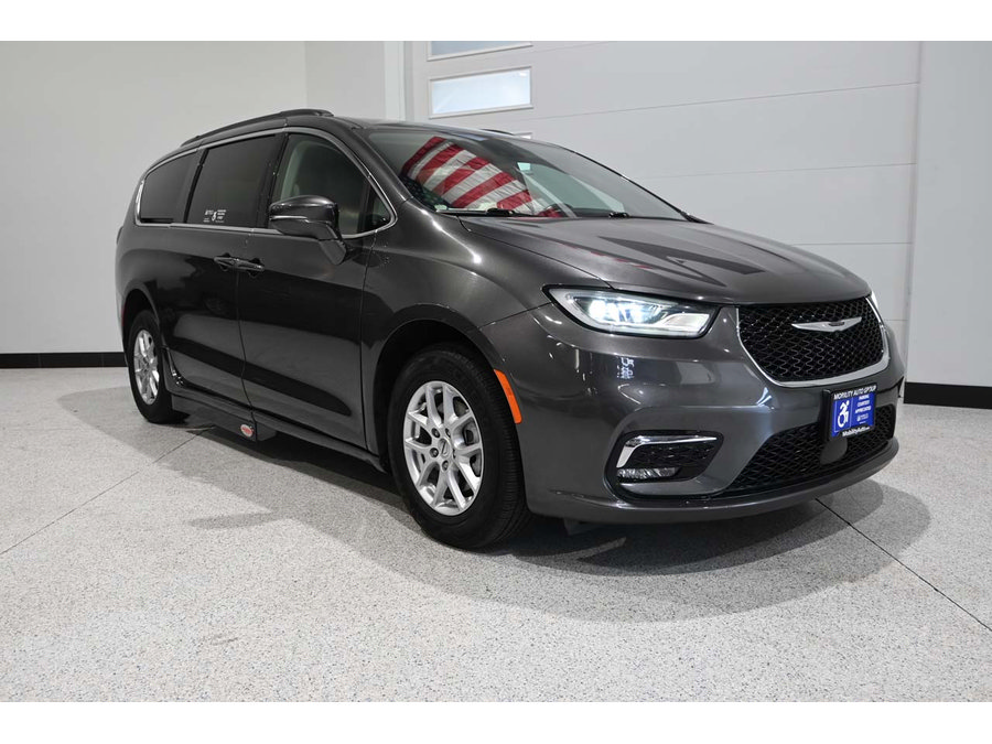 Used 2022 Chrysler Pacifica Touring-L FWD image 3