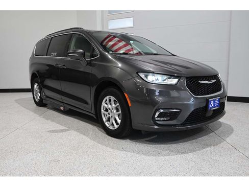 Used 2022 Chrysler Pacifica Touring-L FWD image 3
