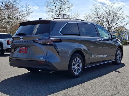 Certified 2023 Toyota Sienna XLE AWD/4WD image 5