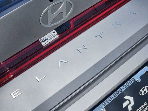 New 2025 Hyundai Elantra Limited FWD image 11