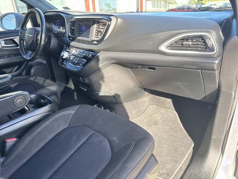 Used 2020 Chrysler Pacifica Touring w/ S Appearance Package image 13