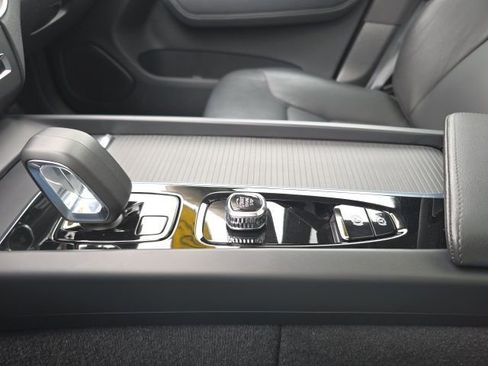 Certified 2025 Volvo XC60 B5 Core image 38