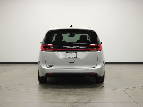Used 2024 Chrysler Pacifica Touring-L image 7