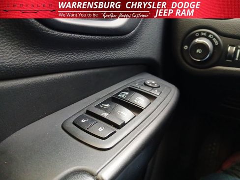 Used 2019 Jeep Cherokee Trailhawk image 25
