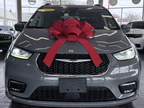 Used 2022 Chrysler Pacifica Touring-L image 4