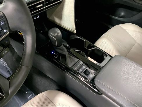 Used 2025 Toyota Camry XLE AWD/4WD image 17