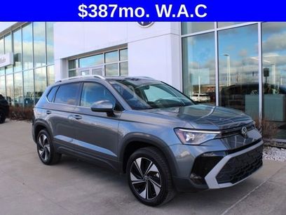 Used 2025 Volkswagen Taos SE w/ Panoramic Sunroof Package