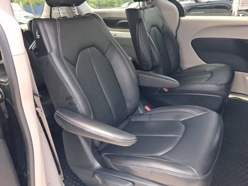 Used 2022 Chrysler Pacifica Touring-L FWD image 17