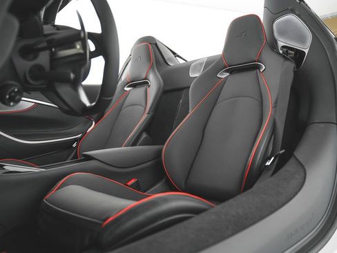 Used 2025 McLaren Artura Spider RWD image 8