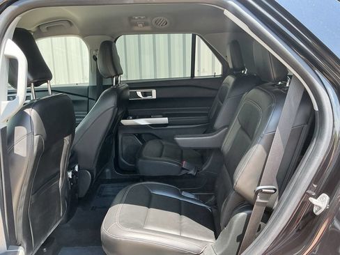 Used 2022 Ford Explorer XLT w/ Equipment Group 202A AWD/4WD image 16