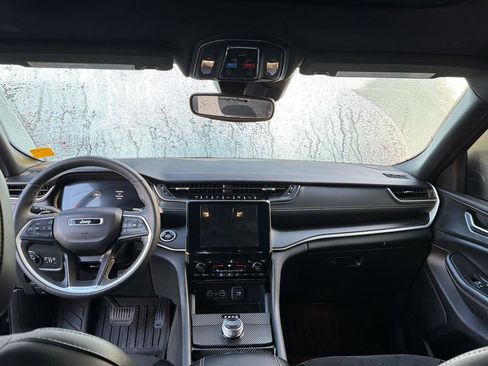 Used 2023 Jeep Grand Cherokee L Laredo image 12