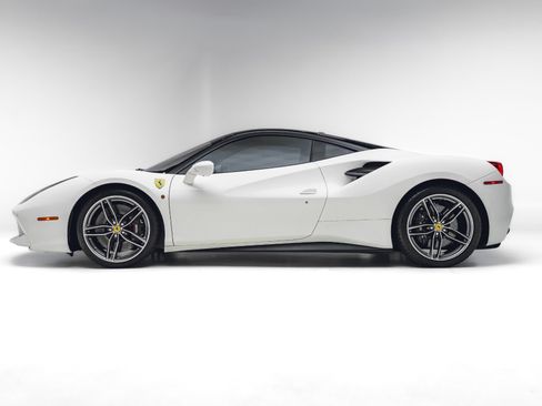 Used 2018 Ferrari 488 GTB RWD image 3
