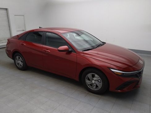 Used 2025 Hyundai Elantra SE FWD image 11