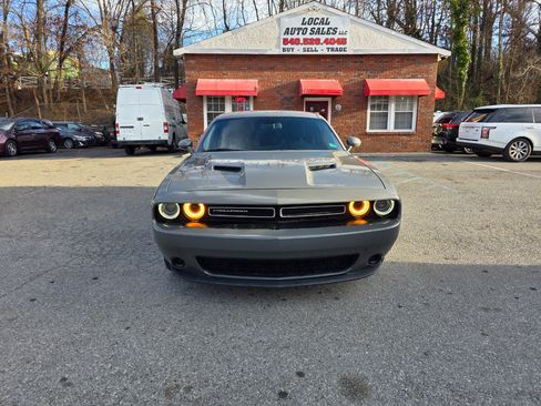 Used 2019 Dodge Challenger SXT image 2