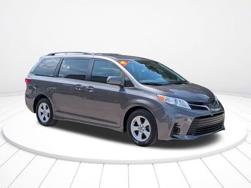 Used 2019 Toyota Sienna LE FWD image 2
