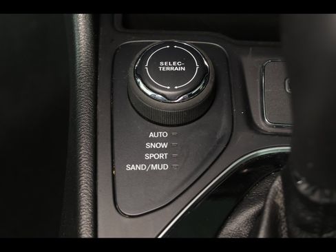 Used 2021 Jeep Cherokee Limited image 14