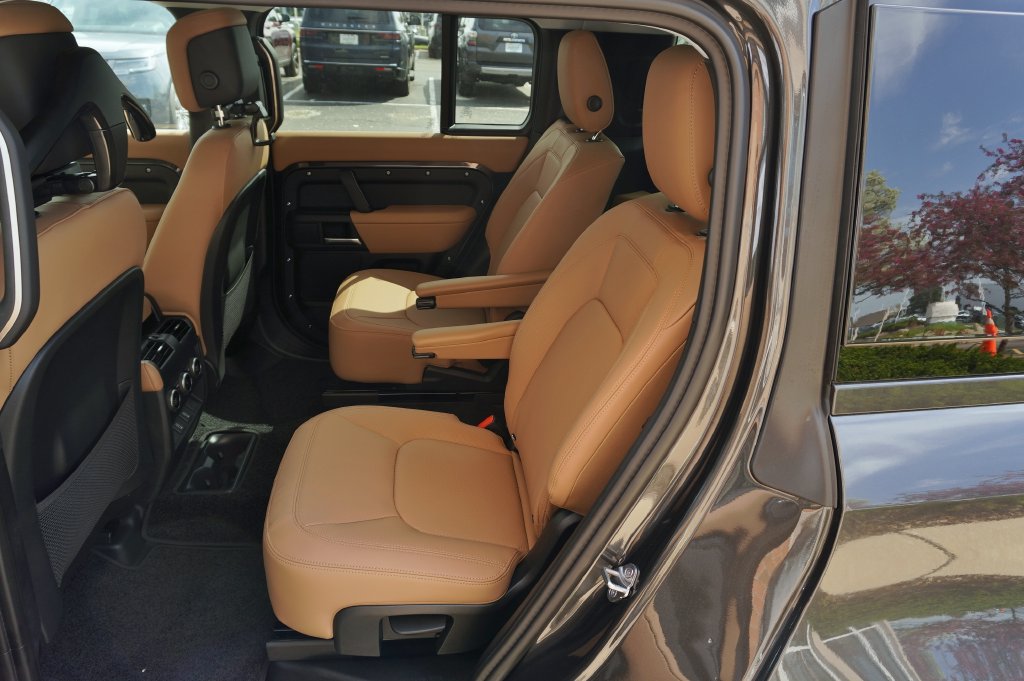Used 2026 Land Rover Defender 130 X-Dynamic SE AWD/4WD image 32