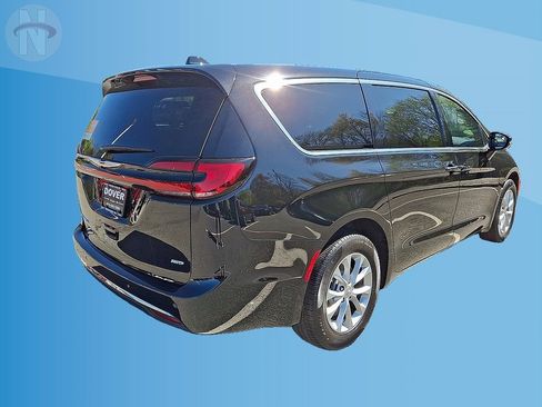 Used 2025 Chrysler Pacifica Select AWD/4WD image 17