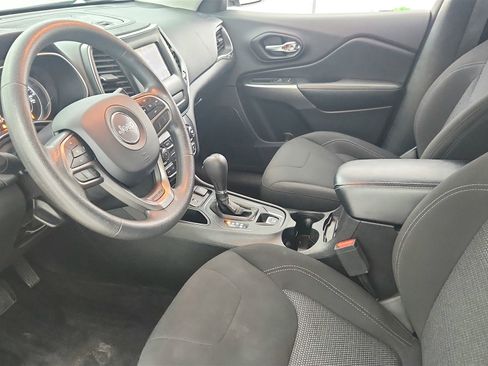 Used 2019 Jeep Cherokee Latitude w/ Popular Appearance Group image 9