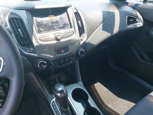 Used 2019 Chevrolet Cruze LT w/ Convenience Package FWD image 19