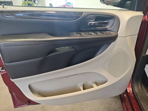Used 2018 Dodge Grand Caravan SE FWD image 16