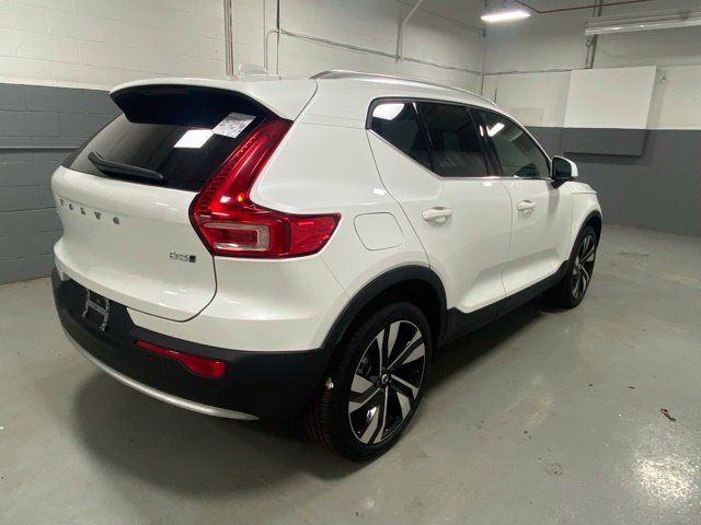 Used 2023 Volvo XC40 B5 Plus w/ Climate Package AWD/4WD image 3