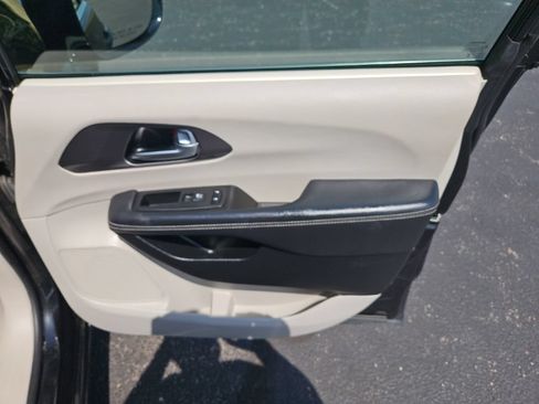Used 2024 Chrysler Pacifica Touring-L FWD image 29