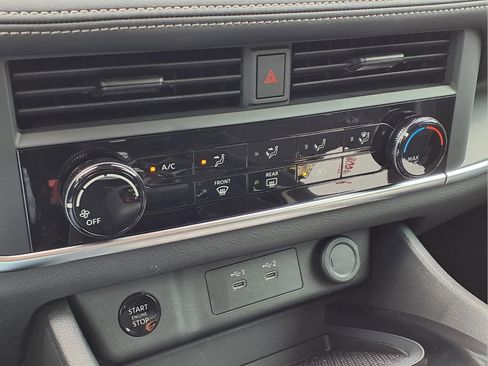 Used 2025 Nissan Rogue S image 18