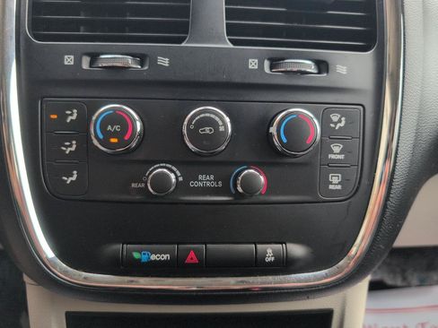 Used 2019 Dodge Grand Caravan SE w/ UConnect Hands-Free Group FWD image 20