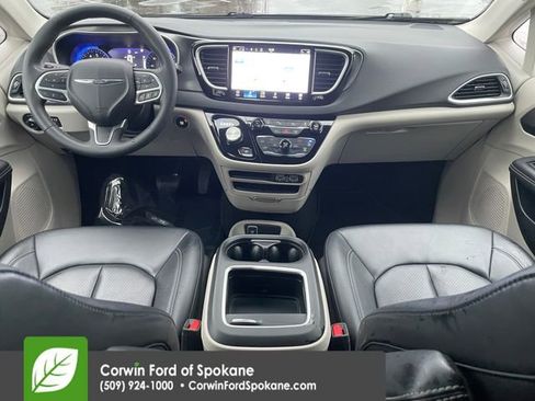 Used 2024 Chrysler Pacifica Touring-L image 17