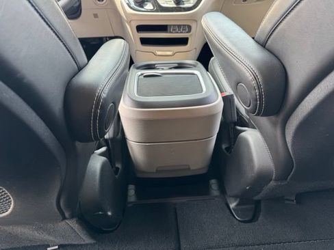 Used 2024 Chrysler Pacifica Touring-L FWD image 10