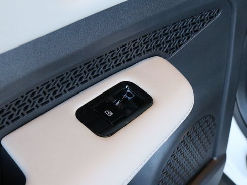 Used 2024 Nissan Ariya AWD image 31