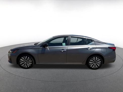 Used 2025 Nissan Altima 2.5 SV FWD image 9