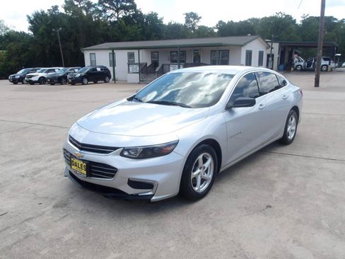 Used 2018 Chevrolet Malibu LS FWD image 2
