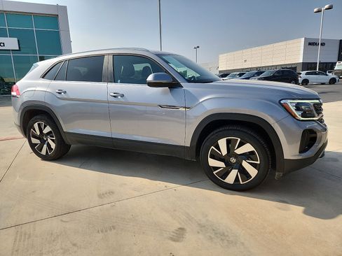 Certified 2025 Volkswagen Atlas Cross Sport SE FWD image 8