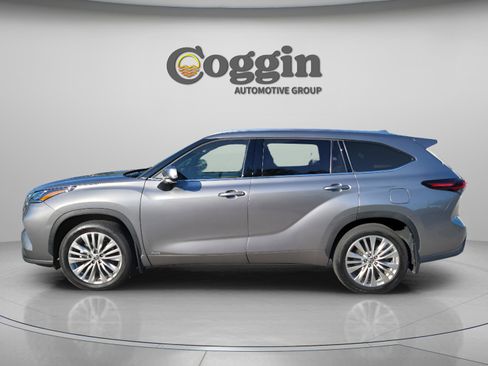 Certified 2025 Toyota Highlander Platinum AWD/4WD image 2