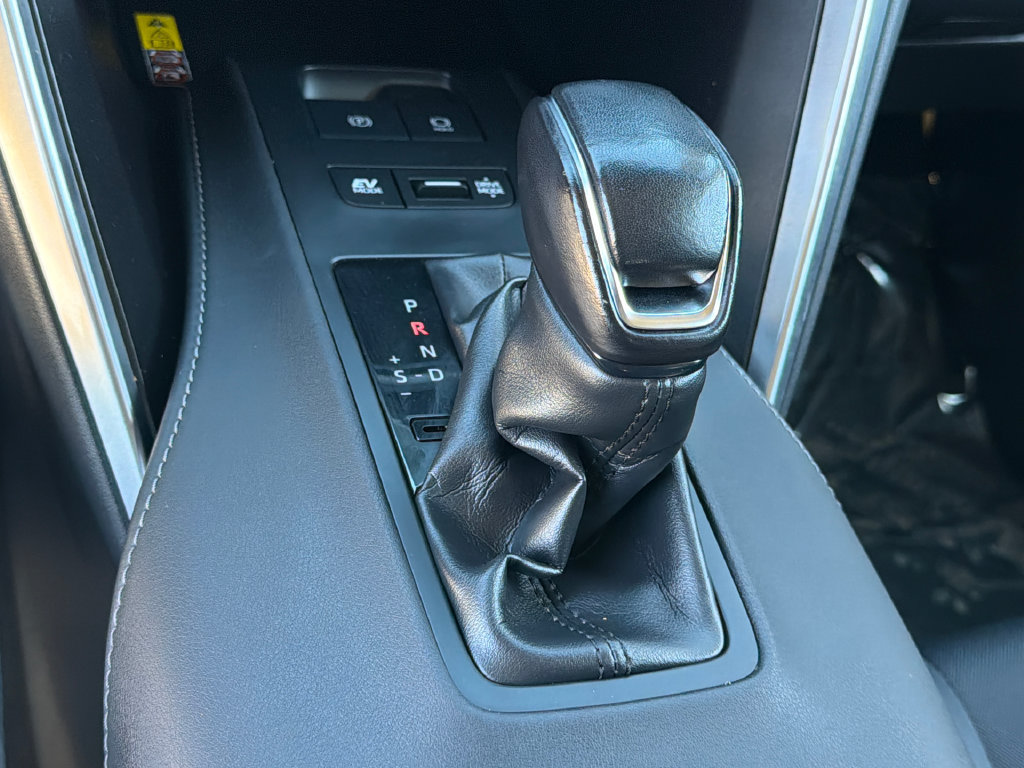 Used 2023 Toyota Venza LE AWD/4WD image 27