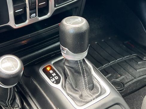 Used 2018 Jeep Wrangler Unlimited Sahara w/ Uconnect 4C Nav & Sound Group AWD/4WD image 24