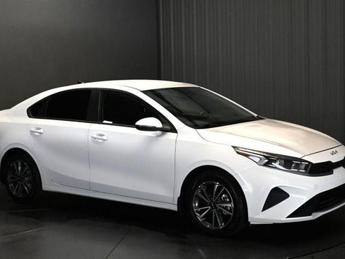 Used 2023 Kia Forte LXS w/ LXS Technology Package FWD image 3