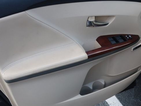 Used 2010 Toyota Venza FWD image 11