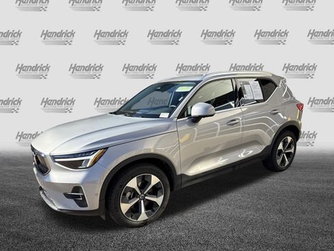 Used 2025 Volvo XC40 B5 Plus image 5