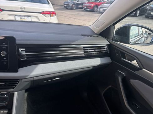 Used 2025 Volkswagen Jetta SE image 35