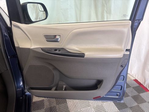 Used 2018 Toyota Sienna LE image 12