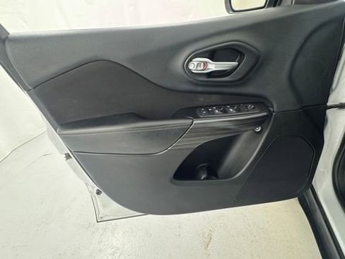Used 2014 Jeep Cherokee Sport AWD/4WD image 18